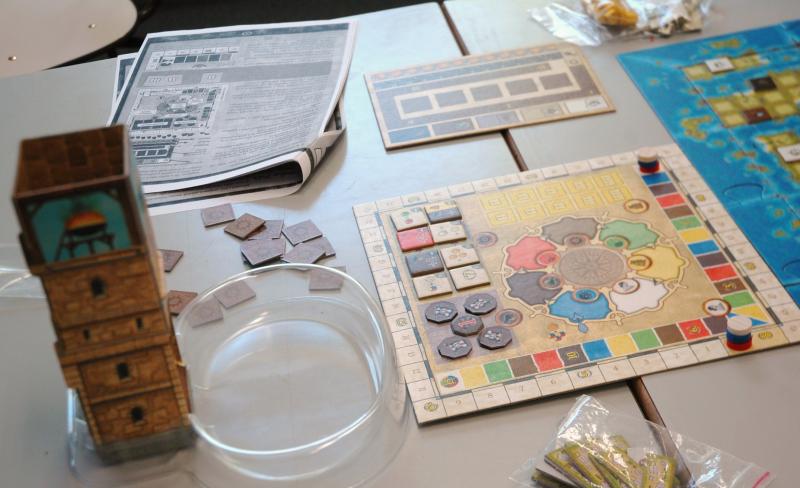 kockatoronnyal és a tárolótábla használatával